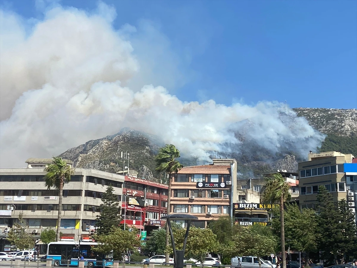 Hatay'da orman yangını: Neccar Dağı etekleri alev aldı